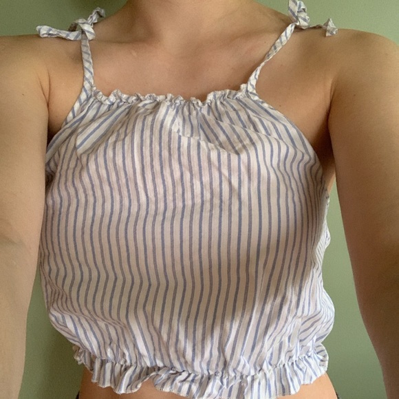3/25$💓 Brandy Melville Shoulder Tie Crop Top - Picture 2 of 5